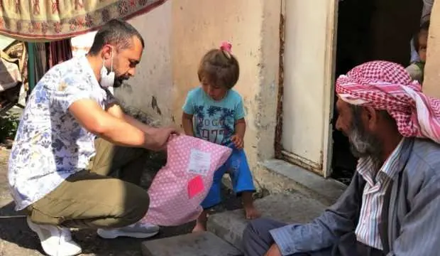 Ramazan öğretmen kapı kapı dolaşıp, yüzlerce çocuğu mutlu etti